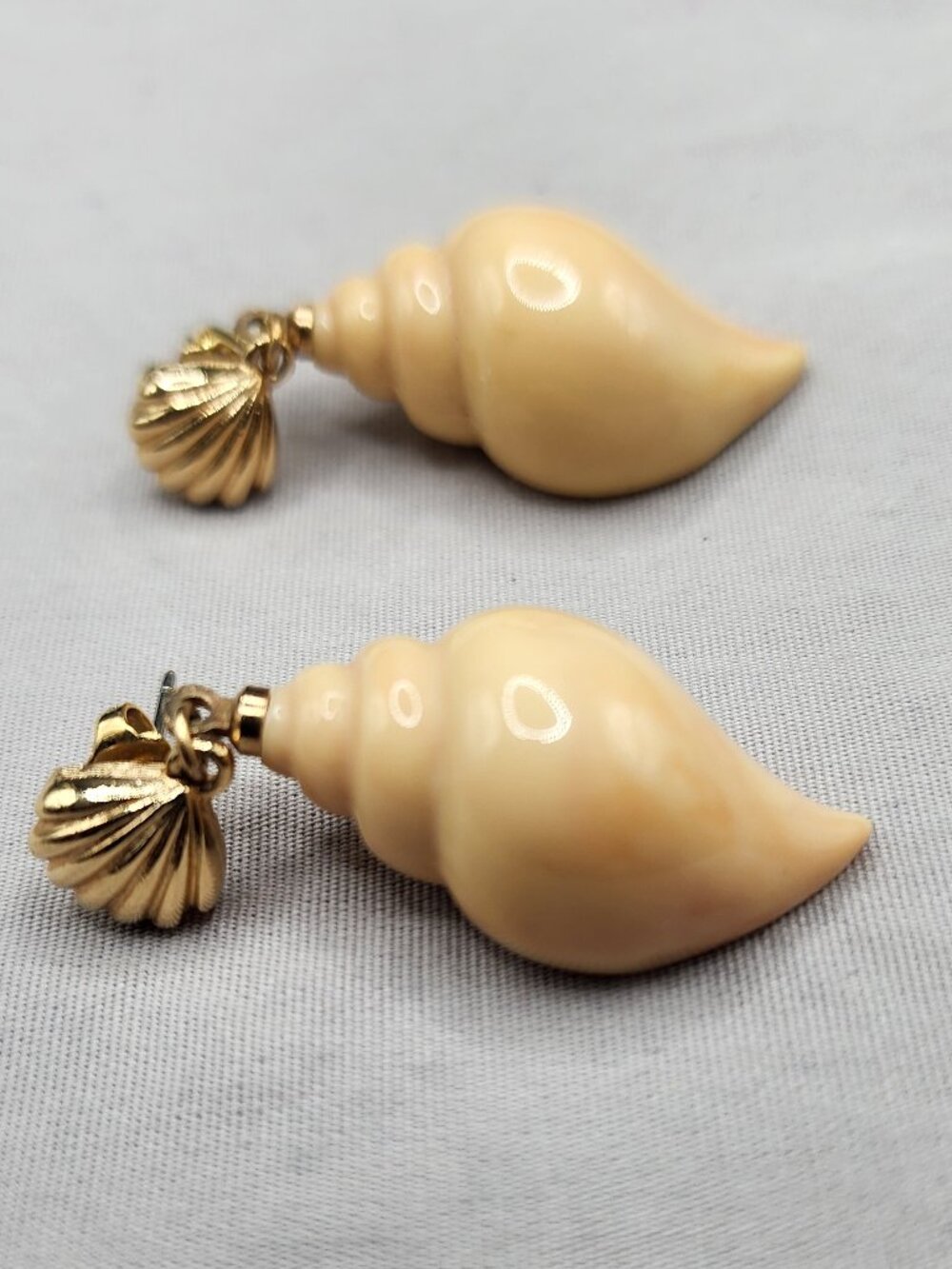 Vintage Avon Faux Conch Shell Drop Earrings Gold Tone Coastal Beach